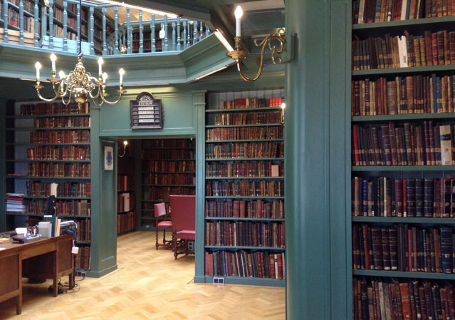 Amsterdams beeindruckende Jüdische Bibliothek aus dem 17. Jahrhundert