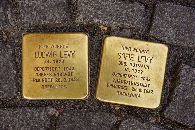 Stolpersteine mit dem Namen Levy eingelassen in den Fußweg