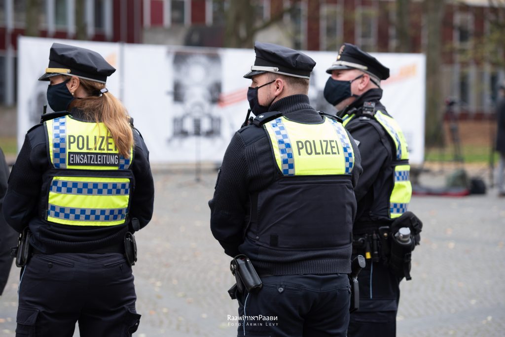 Polizei vor der Synagoge in Hamburg