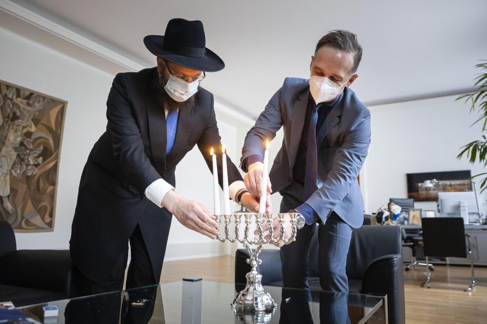 Bundesaußenminister Heiko Maas zündet Chanukka-Menora mit Rabbiner Yehuda Teichtal