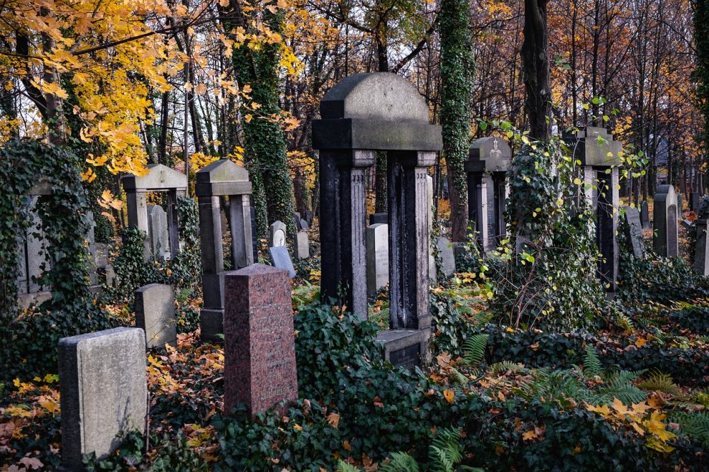 Irrtum der Kirche: Asche eines Neonazis wird auf dem Grab eines jüdischen Musikers beigesetzt