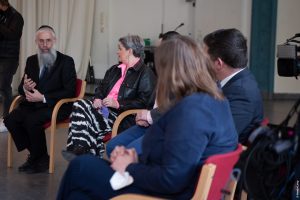 Gleichstellungssenatorin Katharina Fegebank besucht Schutzsuchende aus der Ukraine in der JGHH