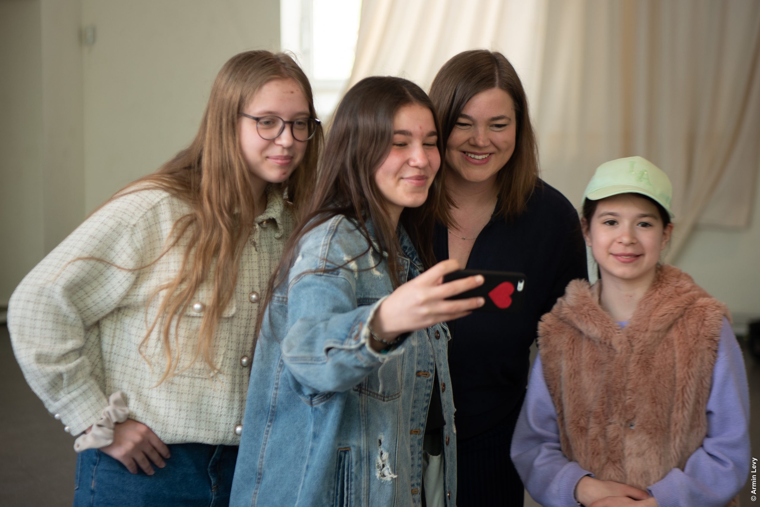 Gleichstellungssenatorin Katharina Fegebank besucht Schutzsuchende aus der Ukraine in der JGHH