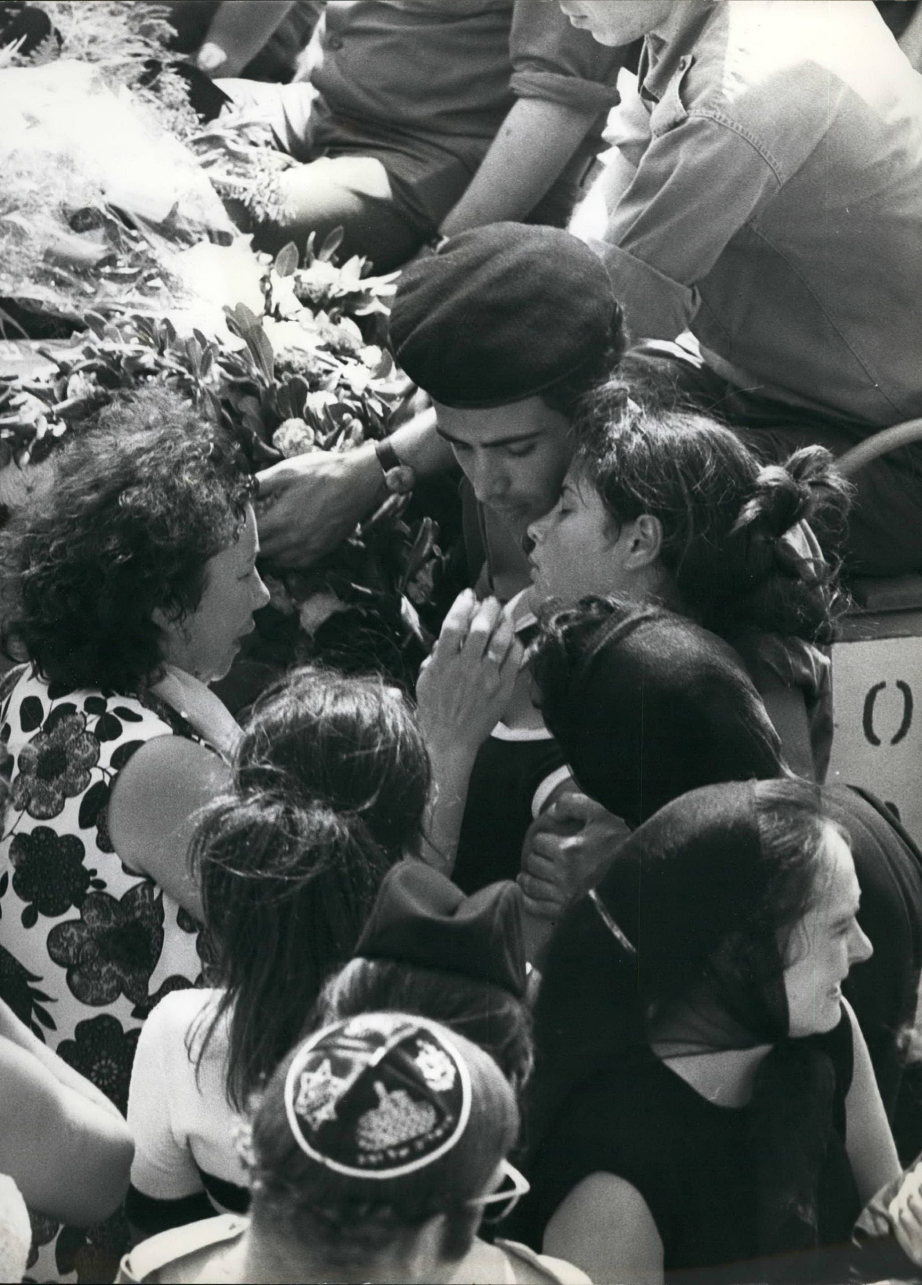 September 1972: Trauernde Menschen am David Ben Gurion-Flughafen, nachdem die Leichen der Opfer nach Israel überführt worden sind. © SWR/imago images