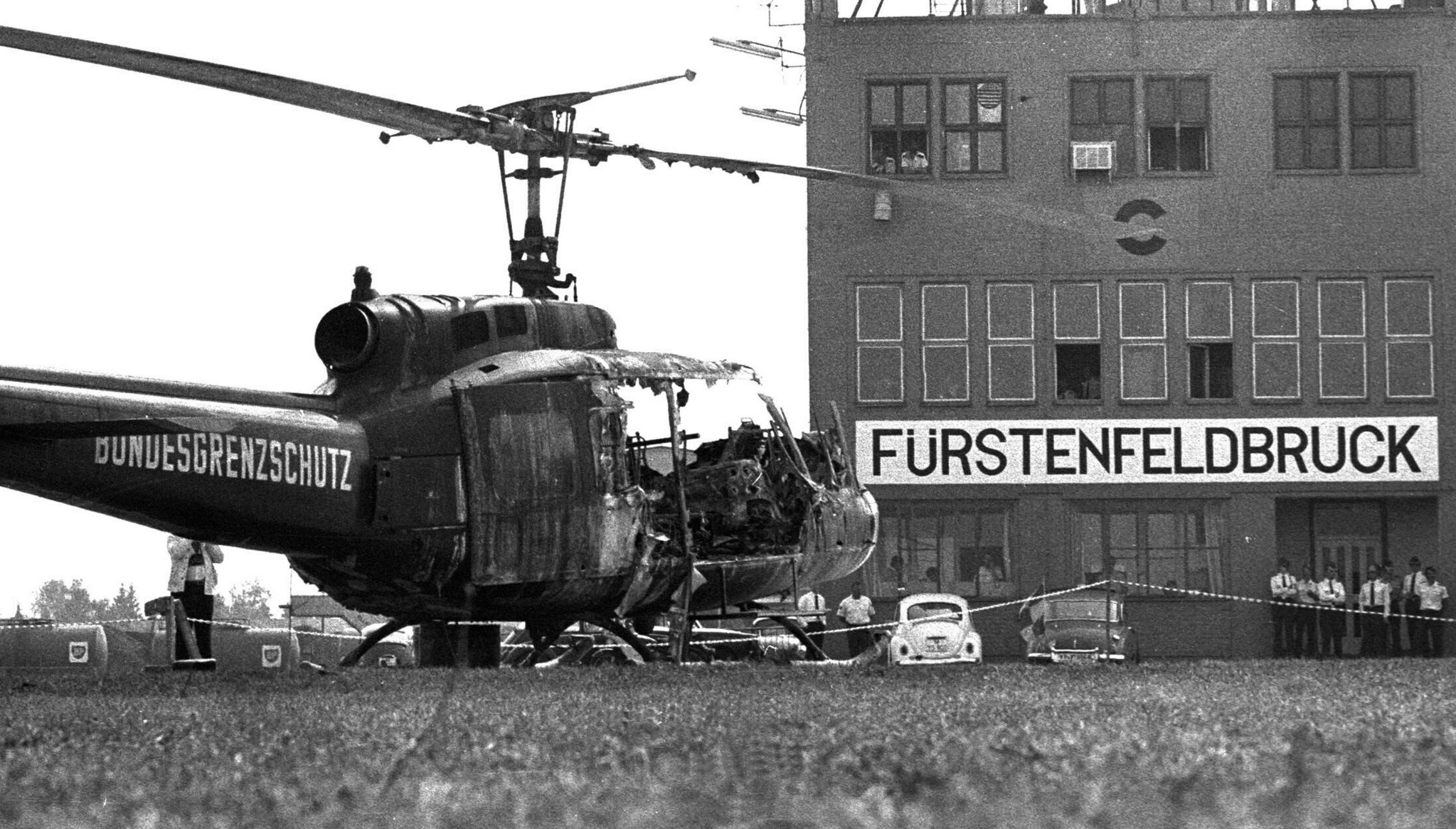 Zerstörter Hubschrauber am Flughafen Fürstenfeldbruck am Tag danach. © SWR/imago images/Heinz Gebhardt