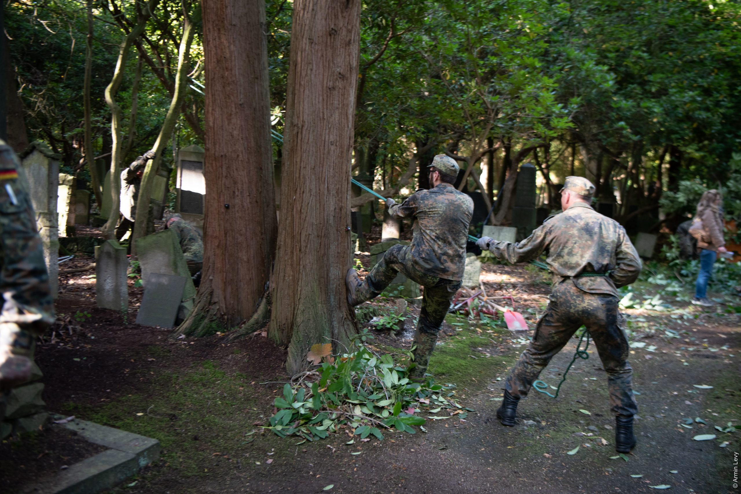 Bundeswehr unterstützt bei Grabpflege auf jüdischem Friedhof | Foto: © Armin Levy