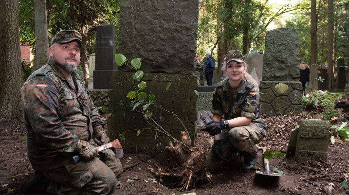 Bundeswehr unterstützt bei Grabpflege auf jüdischem Friedhof