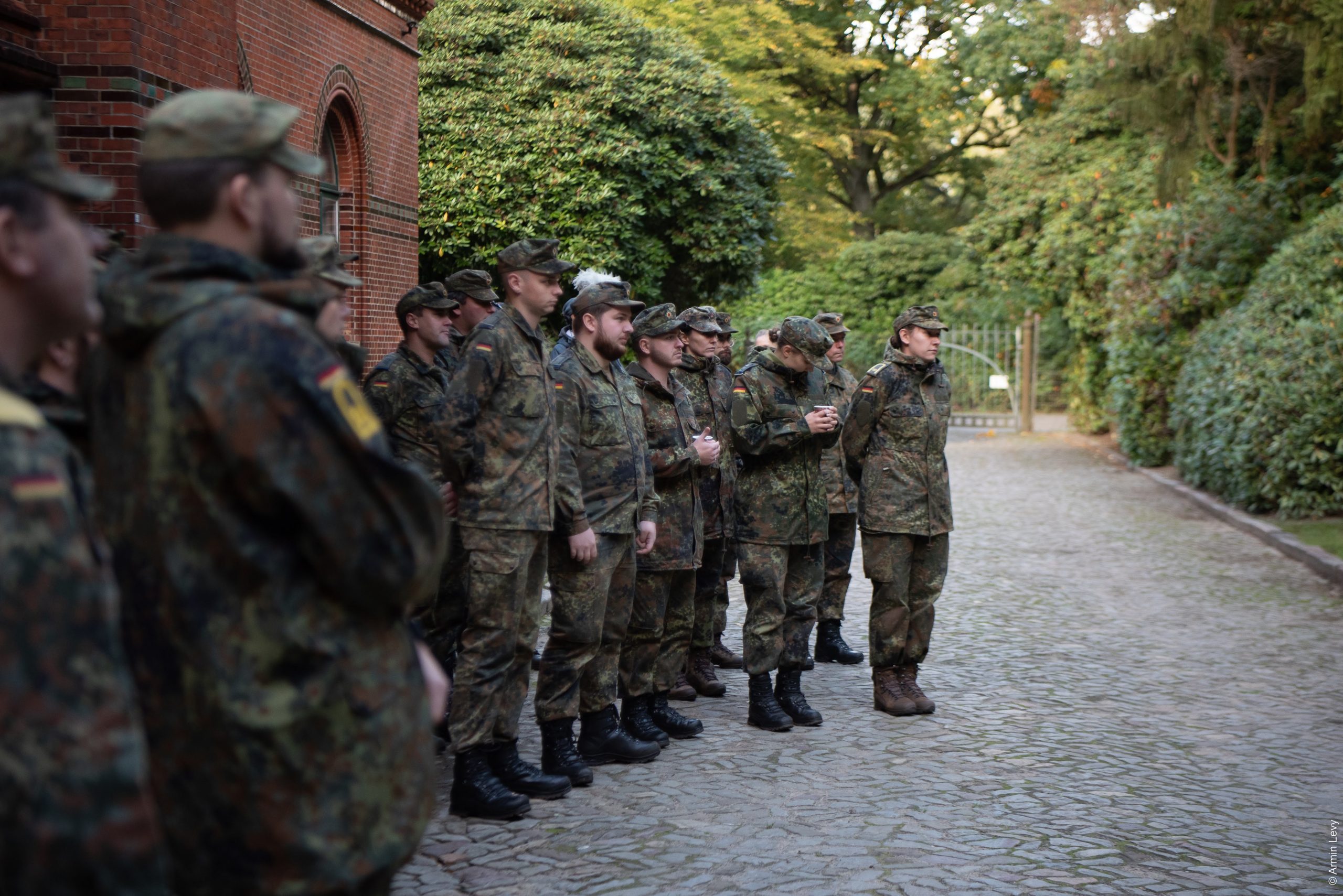 Bundeswehr unterstützt bei Grabpflege auf jüdischem Friedhof | Foto: © Armin Levy