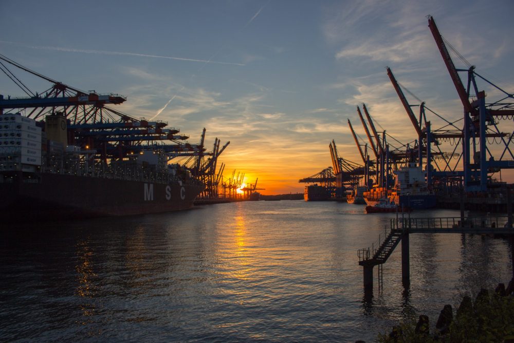 Erste Wasserstofflieferungen aus den Vereinigten Arabischen Emiraten in Hamburg übergeben