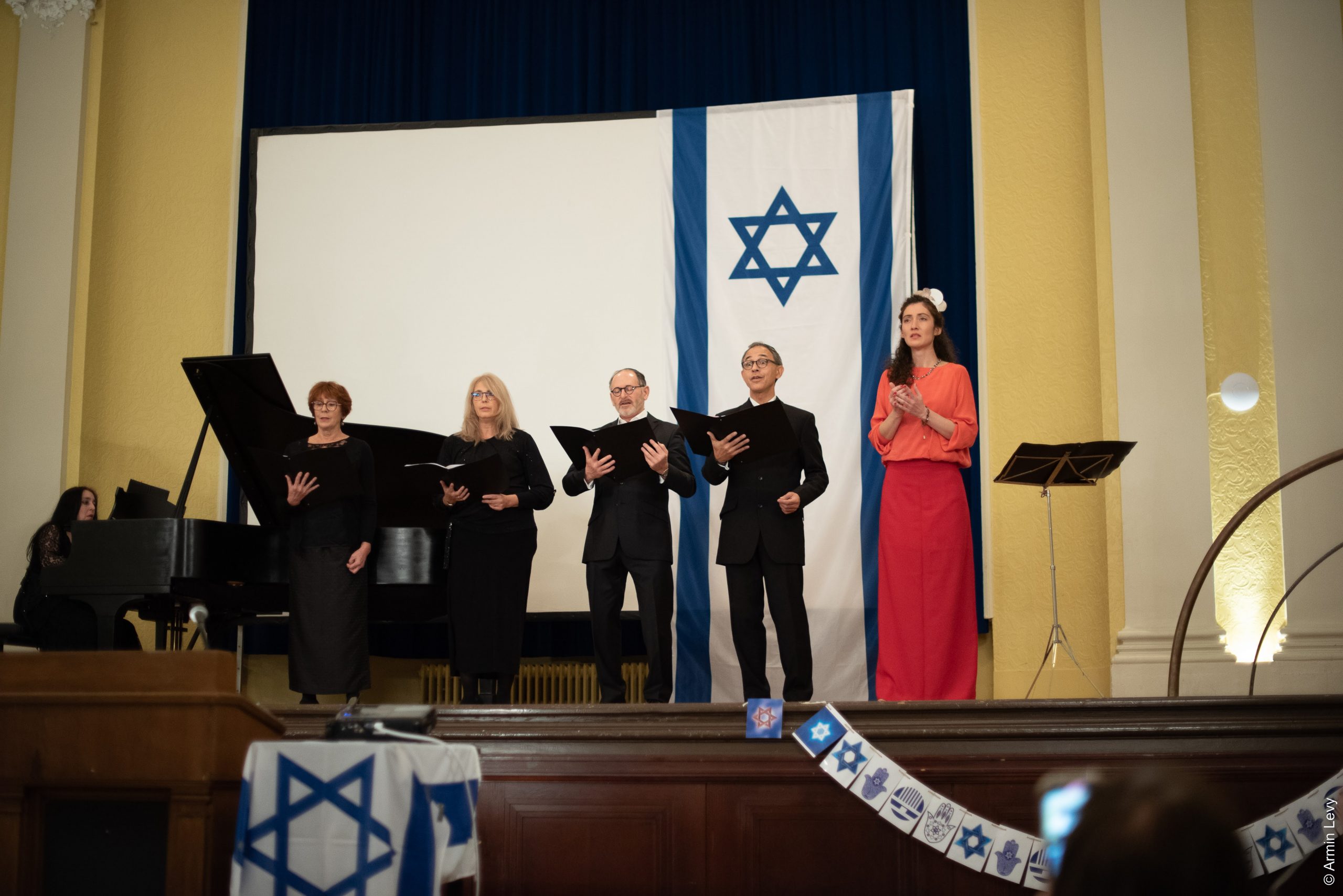 Frau Dr. Carine Gutlerner (links), Vokalquartet und Kantorin Sofia Falkovitch (rechts) | Foto: © Armin Levy