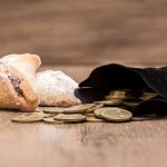 Purim holiday cookies, "Ozne Haman" in Hebrew. Haman's ears. With a bag of gold coins. Money for Purim | Foto: © Adobe Stock