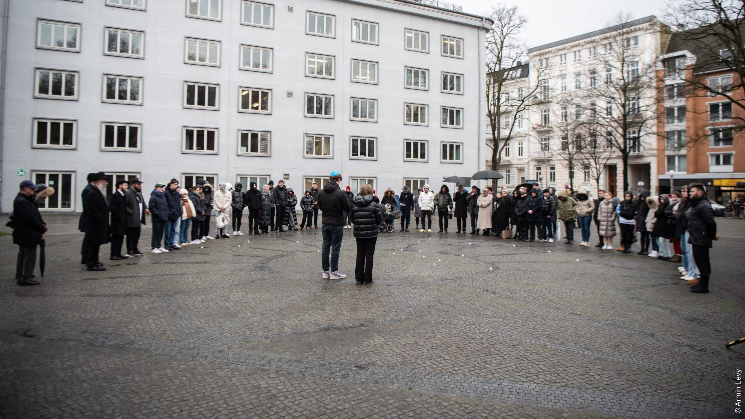 Staatsministerin Claudia Roth gedenkt dem Holocaust auf dem Bornplatz | Foto: © Armin Levy