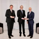 Bürgermeister Dr. Peter Tschentscher (rechts) und Kultursenator Dr. Carsten Brosda (links) mit Prof. Dr. Reemtsma (Mitte) aus Anlass der Verleihung der Ehrendenkmünze in Gold. | Foto: © Pressestelle des Senats