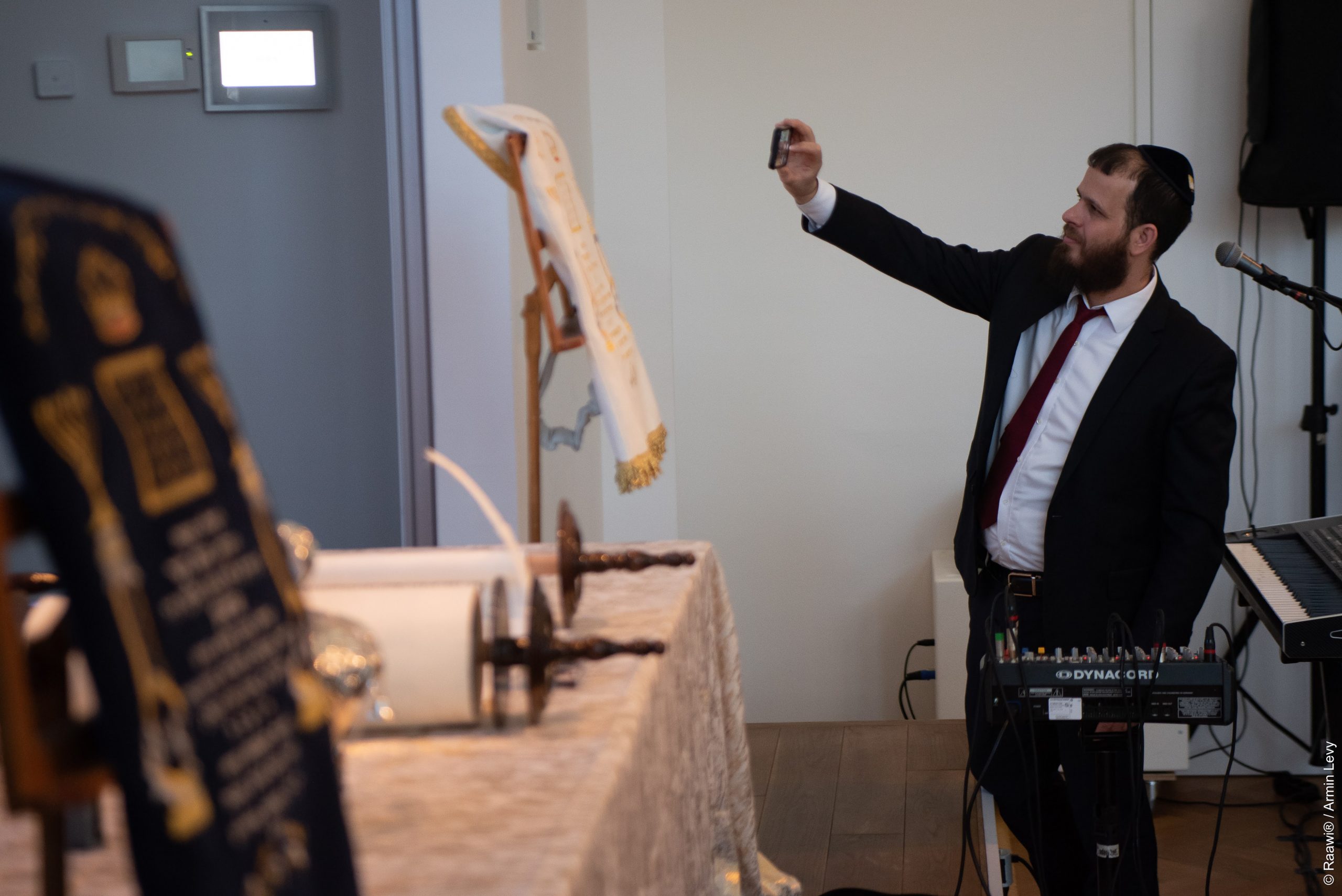Anlässlich der ersten Jahrzeit von Rabbiner Nachum Presman sel.A. und in Anwesenheit von zahlreichen Kollegen des Verstorbenen sowie Politikern, wurde im Gedenken an ihn eine neue Torarolle eingeweiht. | Foto: © Armin Levy