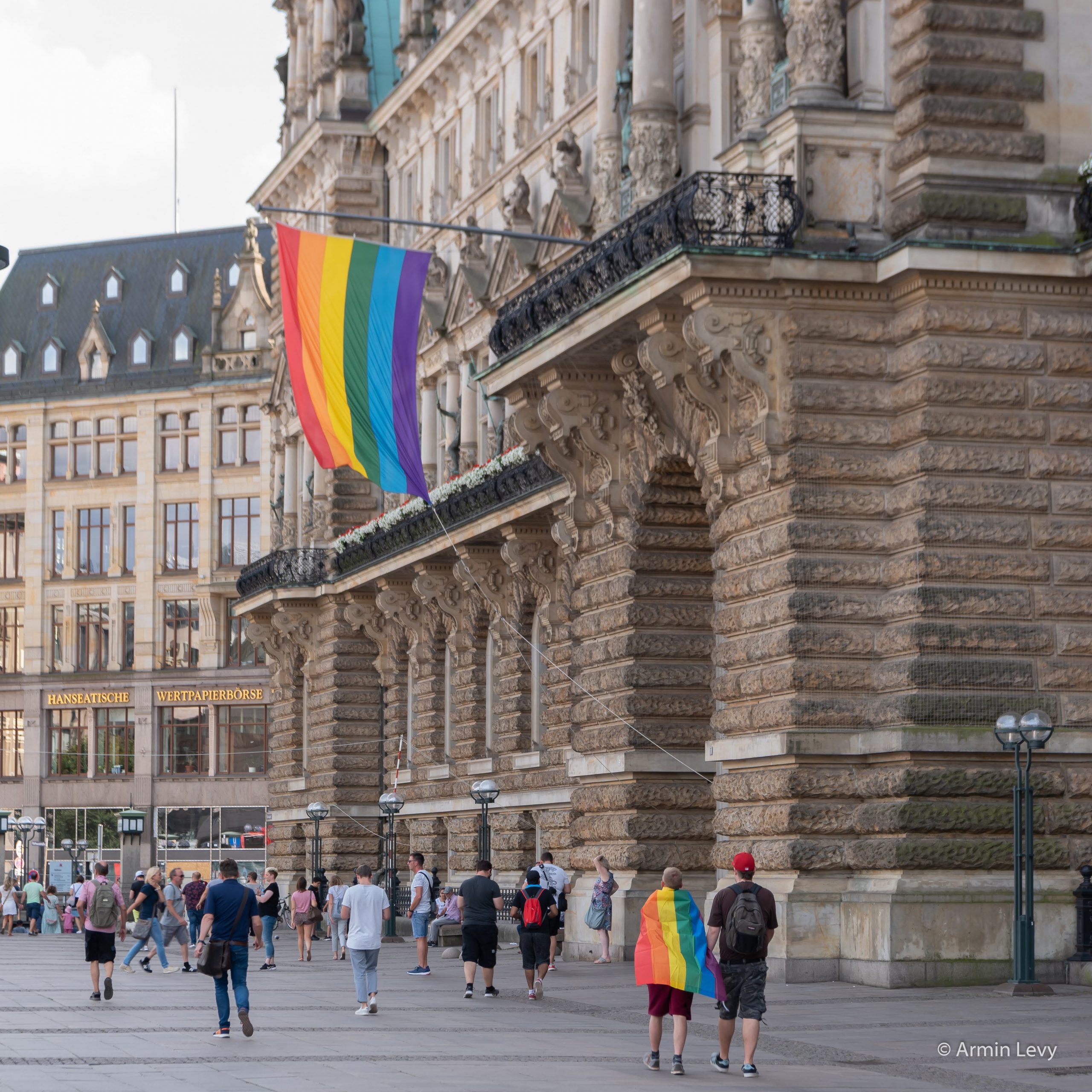 Wir stehen gegen Hass und Diskriminierung der LGBTQ+-Community! | Foto: © Armin Levy