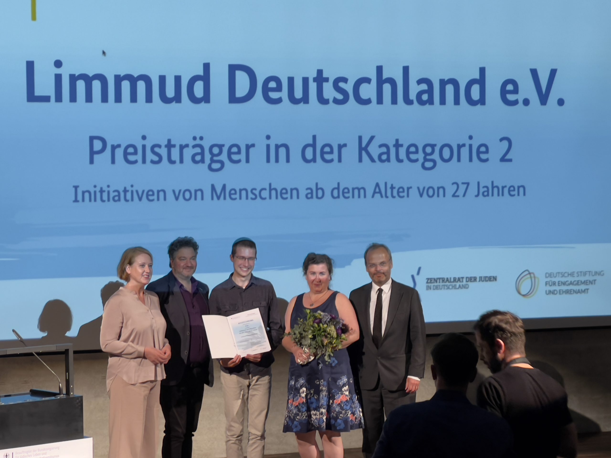 Die Gewinnerinnen und Gewinner in der Kategorie ohne Altersbegrenzung engagieren sich bei „Limmud Deutschland e.V.“ | Foto: © Raawi / Armin Levy