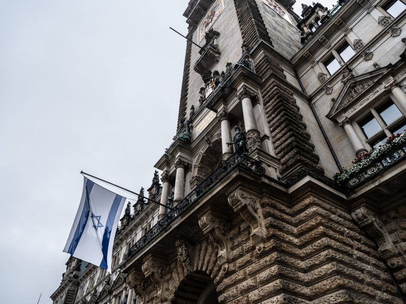 Mehr als 1500 Menschen zeigten in Hamburg ihre Solidarität mit Israel