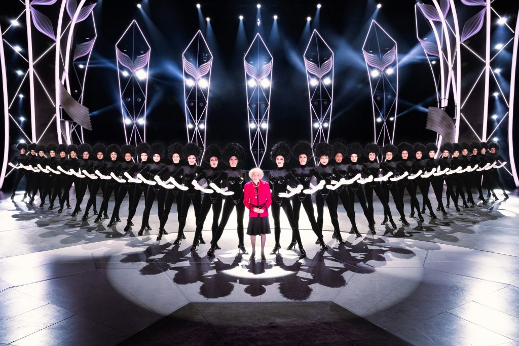 Margot Friedländer mit dem Ensemble des Friedrichstadtpalastes