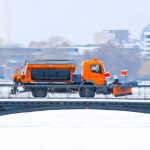 Schneepflug auf einer Brücke