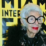 Iris Apfel aschaut in die Kamera