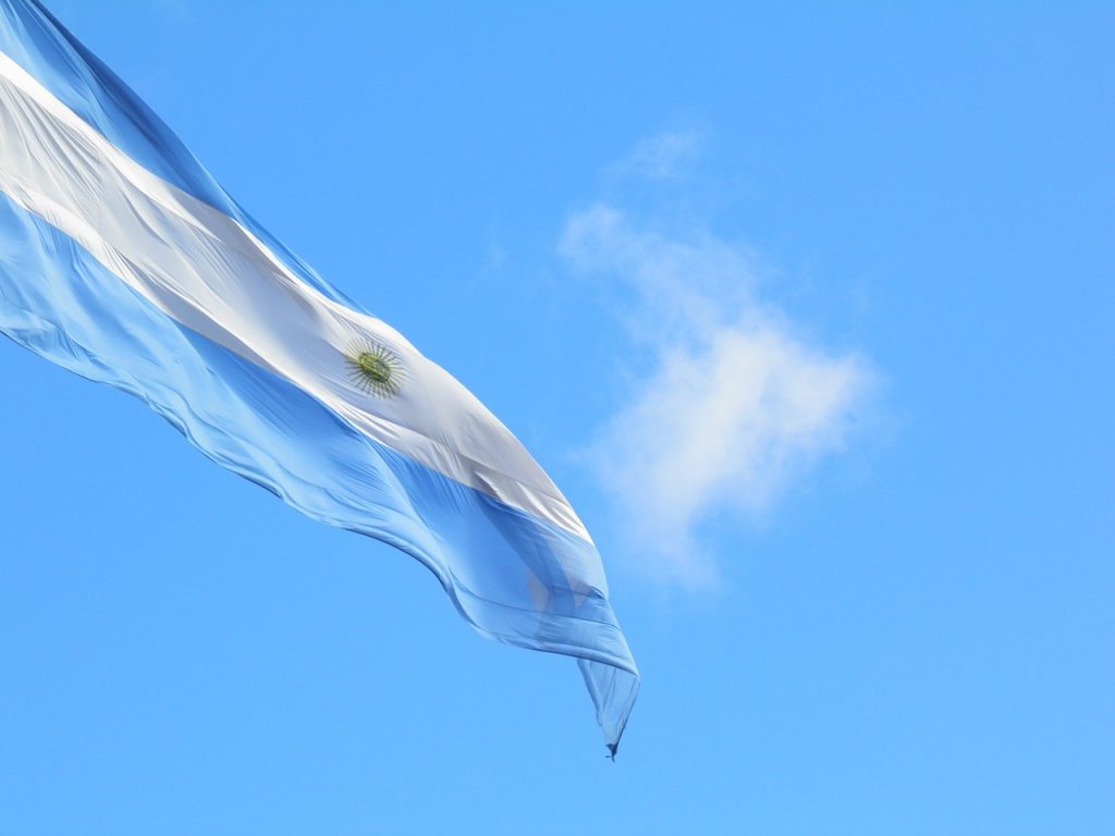 Fallge von Argentinien weht im Wind