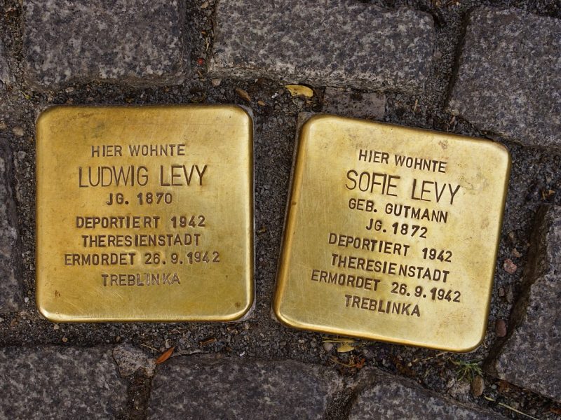 Kanalinseln gedenken Nazi-Opfern mit Stolpersteinen
