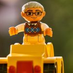 Lego Figur auf einem Traktor