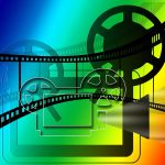 Filmprojektor auf buntem Untergrund