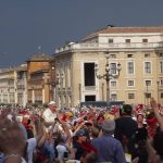 Papst Franziskus mit dem Papamobil in einer Menschenmenge copyright: Sandra Borchert