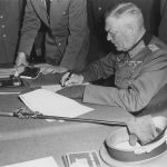 Feldmarschall Keitel unterzeichnet die Urkunde zur deutschen Kapitulation in Berlin Karlshorst