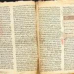Ein altes Buch mit vergilbten Seiten