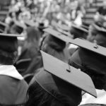 Eine Gruppe von Studenten mit Hüten