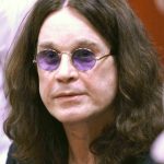 Ozzy Osbourne mit einer lila farbenen Brille