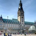 Rathaus Hamburg unter blauem Himmel