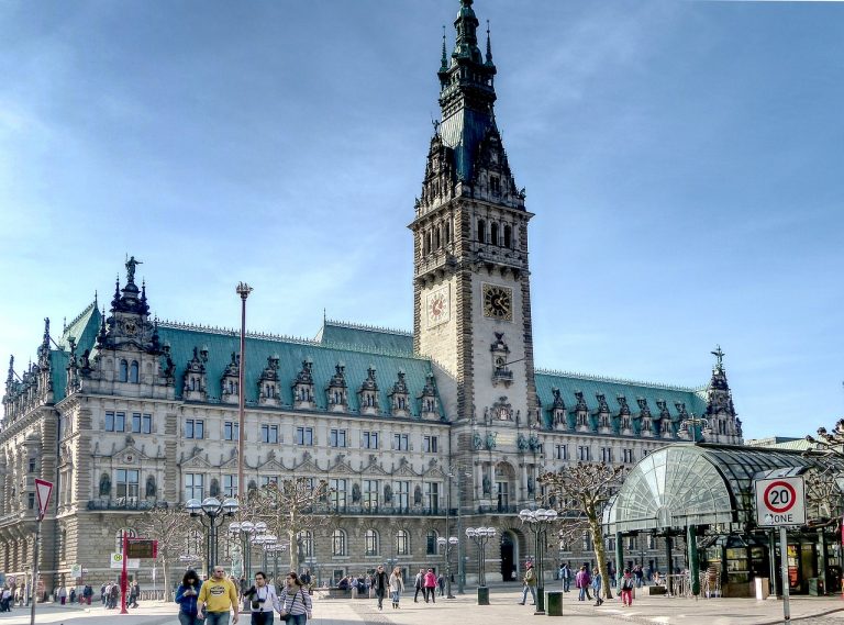 Rathaus Hamburg unter blauem Himmel