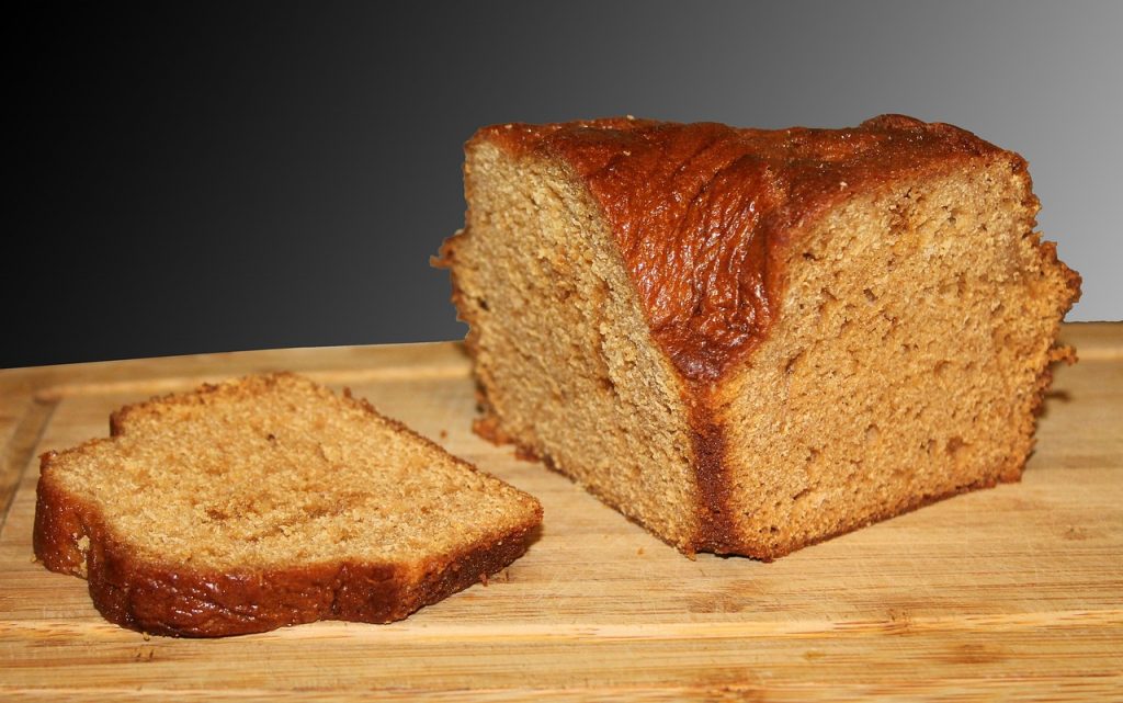 Ein Stück Honigkuchen abgeschnitten von einem Kuchen