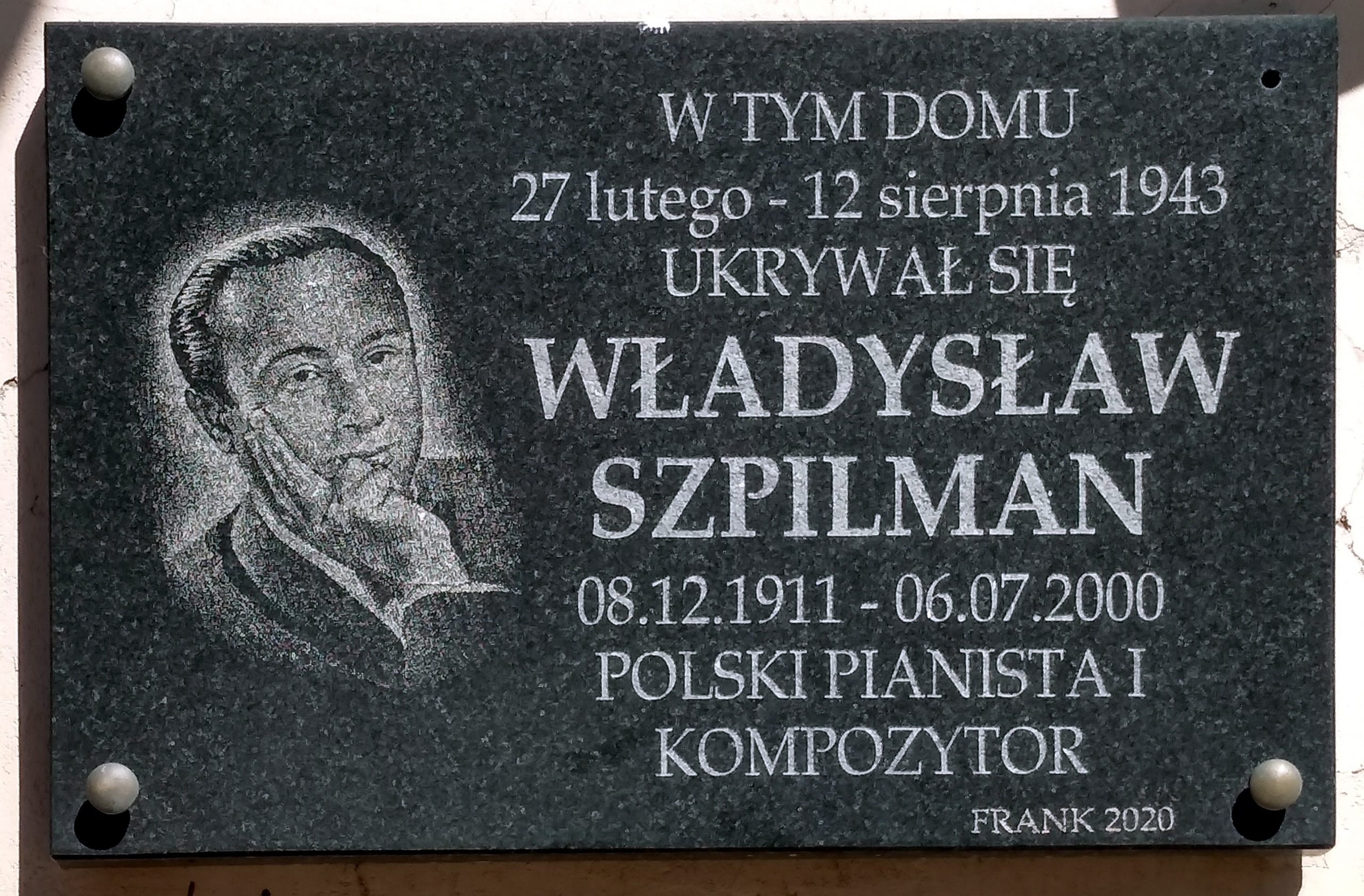 Plakette an einem Wohnhaus mit dem Aufdruck: Wladyslav Szpilman