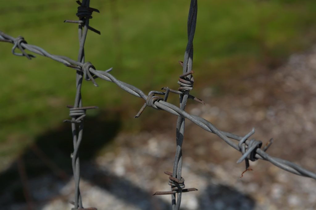Stacheldraht vor dem KZ Dachau