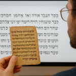 Mann vor Skript mit hebräischer Schrift