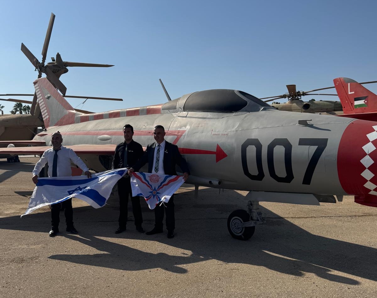 Menschen vor einem Kriegsflugzeug