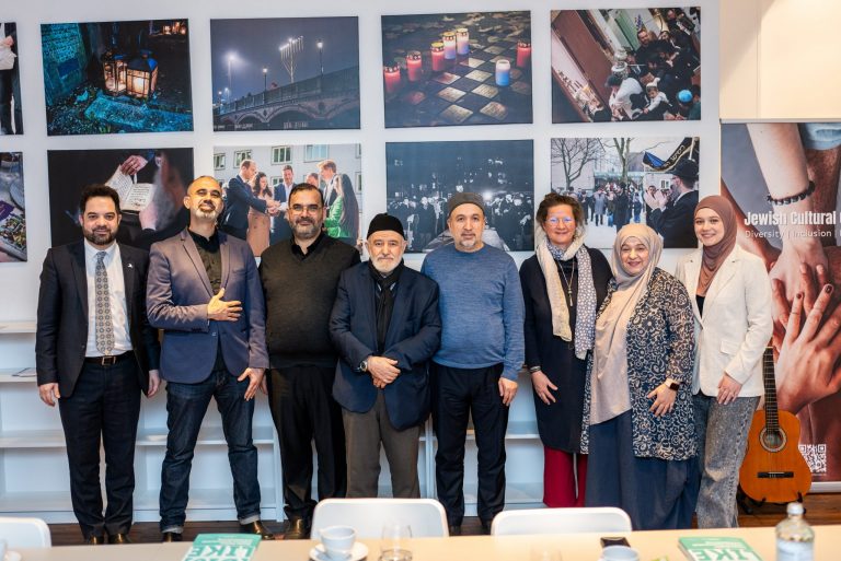 Eine Gruppenfoto vor einer Bilderwand