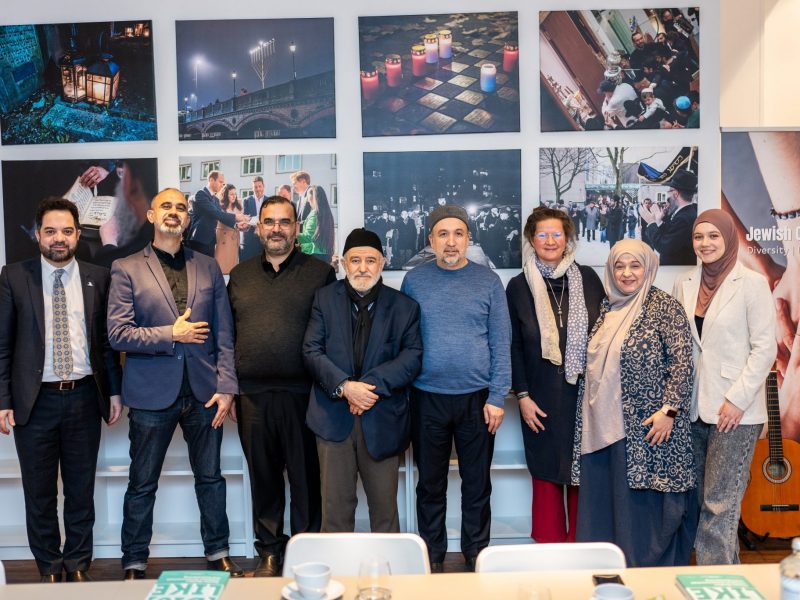 Ein Abend zwischen Jüdischer Union und SCHURA Hamburg – ein Besuch, der leise beginnt und stark wirkt.