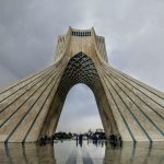 Ein Turm von unten fotografiert vor einem grauen Himmel