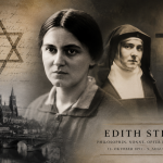 Historische Collage über Edith Stein mit Porträts der Philosophin als junge Frau und als Nonne, kombiniert mit Davidstern, Kreuz, historischen Stadtansichten und Gleisen des Konzentrationslagers Auschwitz als Symbol für Verfolgung und Holocaust.