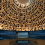 Gedenkhalle von Yad Vashem in Jerusalem mit Fotografien von Holocaust-Opfern und monumentaler Architektur als Ort des Erinnerns und Gedenkens.