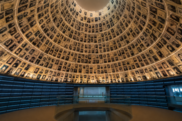 Gedenkhalle von Yad Vashem in Jerusalem mit Fotografien von Holocaust-Opfern und monumentaler Architektur als Ort des Erinnerns und Gedenkens.