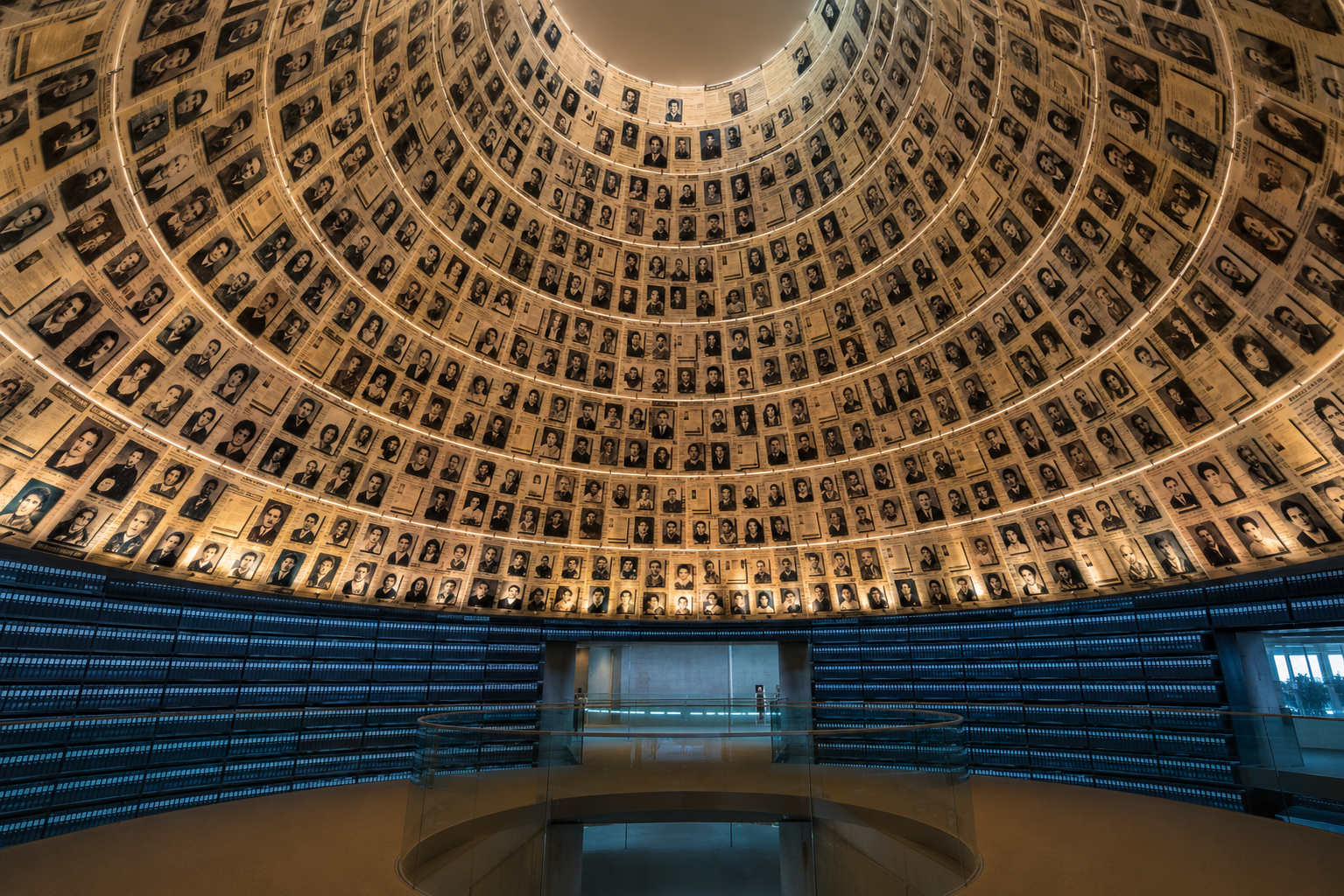 Gedenkhalle von Yad Vashem in Jerusalem mit Fotografien von Holocaust-Opfern und monumentaler Architektur als Ort des Erinnerns und Gedenkens.