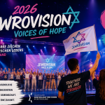 Bunte Event-Collage zur Jewrovision 2026 mit jubelnden Jugendlichen auf einer beleuchteten Bühne in Stuttgart, Jewrovision-Flaggen, Konzertatmosphäre und dem Motto „Voices of Hope“ als Symbol für junges jüdisches Leben in Deutschland.