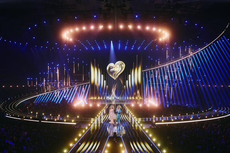 ESC Bühne mit goldenem Herzen