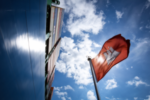 Hamburger Fahne unter blauem Himmel mit Wolken